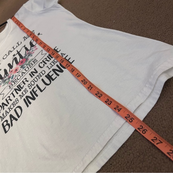 White T-shirt w Auntie Quote Size Small Short Sleeved - Picture 3 of 4